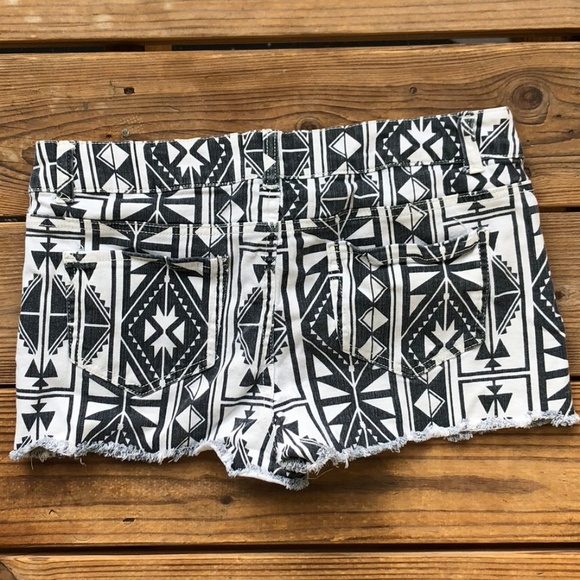 Black & White Tribal Aztec Stretchy Shorts - Picture 3 of 4